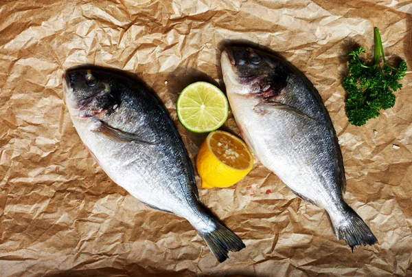 Dois Cozinheiros Frescos Dora Vai Marinar Com Limão Sal Uma — Fotografia de Stock