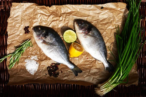 Huisvrouw Gemarineerde Vis Legde Dorado Papier Voor Het Bakken Buurt — Stockfoto