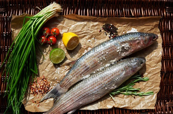 Dos Cadáveres Cocinero Lubina Fresca Puestos Papel Para Rellenar Con — Foto de Stock