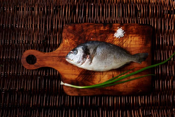 Vrouw Verse Zeebaars Het Bord Zetten Zout Toevoegen Aan Het — Stockfoto