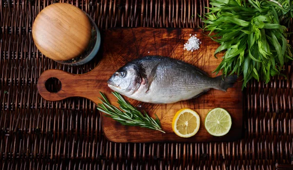 Vrouw Verse Zeebaars Het Bord Zetten Voeg Zout Toe Aan — Stockfoto