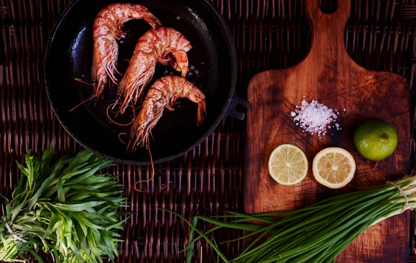 Tres Langostinos Tigres Frescos Fritos Casa Barbacoa Cerveza Vino Hombres — Foto de Stock