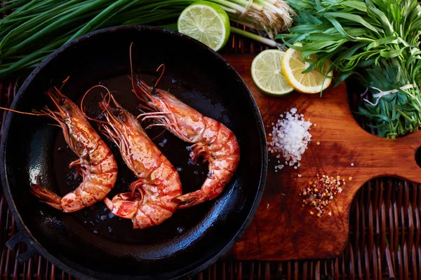 Cook Fried King Prawns Fresh Shrimp Salad Onion Tomato Three — Stock Photo, Image