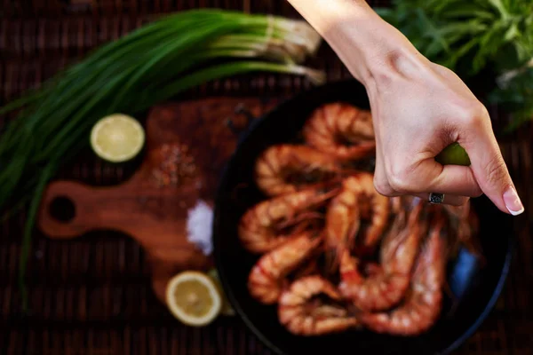 Camarera Restaurante Pescado Prepara Para Emitir Los Clientes Con Gambas — Foto de Stock