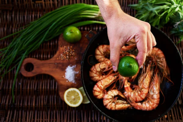 Primer Plano Mano Hombre Aprieta Limón Sobre Gambas Tigre Fritas —  Fotos de Stock