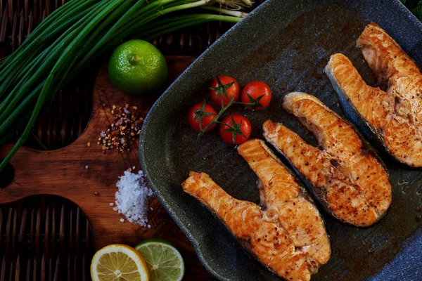 Piatti Molto Semplici Gustosi Una Griglia Padella Salmone Fritto Condito — Foto Stock