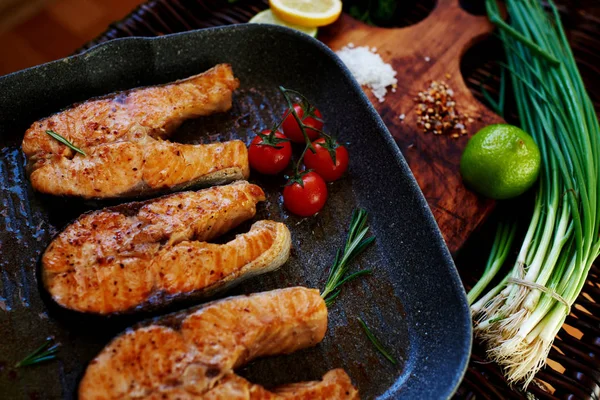 Moglie Attende Gli Ospiti Cucinare Cena Bistecche Salmone Bistecche Pesce — Foto Stock