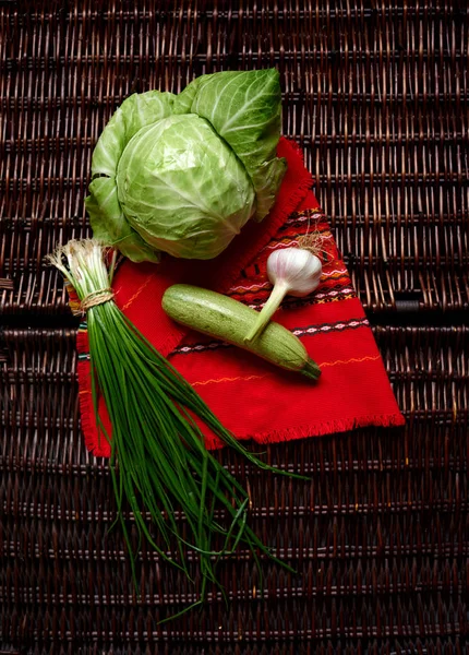 Imagen Brillante Verduras Frescas Verdes Fondo Tela Roja Bordada Mano — Foto de Stock