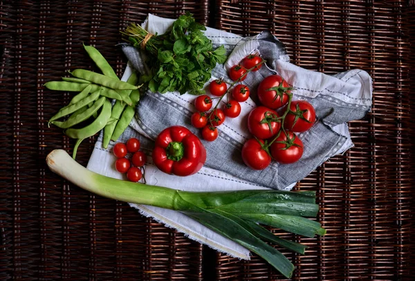 Verduras Frescas Lavadas Colocadas Sobre Una Toalla Cocina Lino Gris —  Fotos de Stock