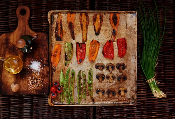 Запечені Овочі Гриби Красиво Розташовані Випічці Поруч Столом Пляшка Олією — стокове фото