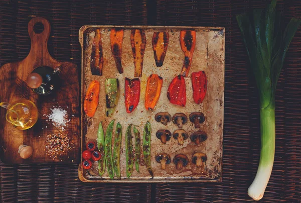 Legumes Assados Cogumelos Lindamente Dispostos Uma Assadeira Lado Mesa Uma — Fotografia de Stock