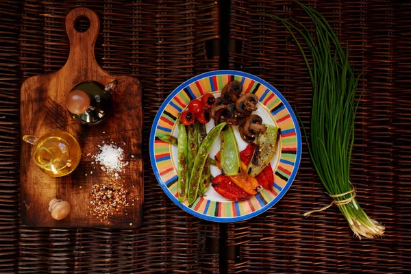 Hausfrau Gebackenes Gemüse Scharfen Salat Versteckt Ihre Extra Natives Olivenöl — Stockfoto