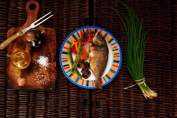 Cozinhe Peixe Servido Com Legumes Prato Brilhante Lado Mesa Encontra — Fotografia de Stock