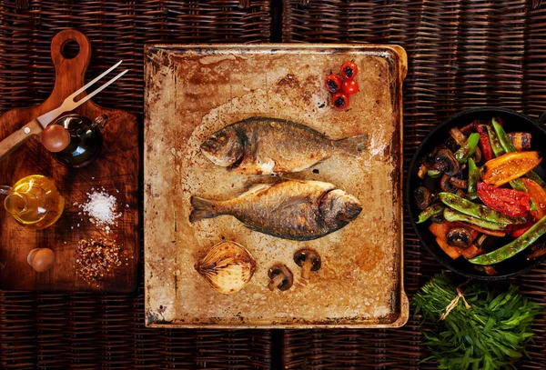 Twee Kleine Dorado Huisvrouw Gebakken Oven Voor Lunch Bij Tanken — Stockfoto