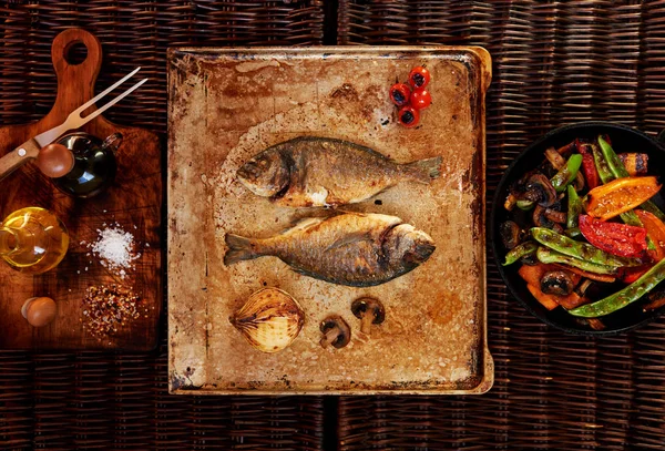 Duas Pequena Dona Casa Dorado Assada Forno Para Almoço Para — Fotografia de Stock