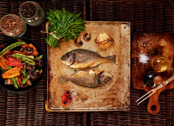 Duas Pequena Dona Casa Dorado Assada Forno Para Almoço Para — Fotografia de Stock