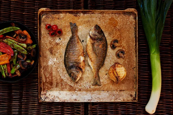 Twee Kleine Dorado Huisvrouw Gebakken Oven Voor Lunch Bij Tanken — Stockfoto