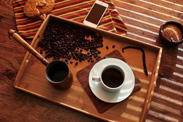 Una Spaziatura Legno Fresco Tazza Caffè Telefono Cellulare Sdraiato Accanto — Foto Stock