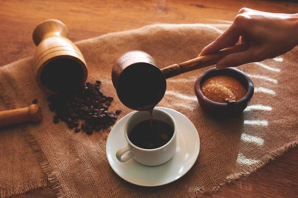 Poranną Kawę Dla Męża Żony Serwowane Bielizną Tabeli Kolorów — Zdjęcie stockowe