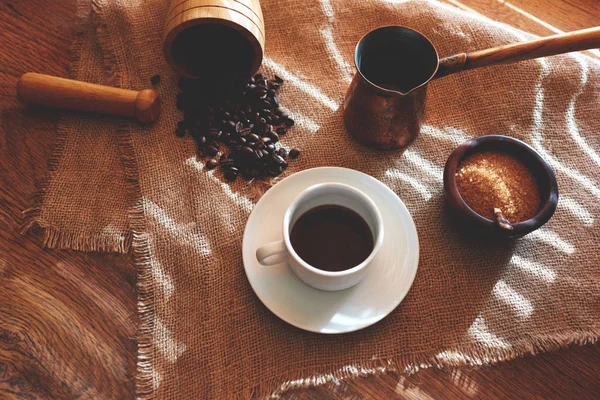 Işık Ile Kahverengi Panjurlar Sabah Kahvaltı Kahve Beyaz Bir Küçük — Stok fotoğraf