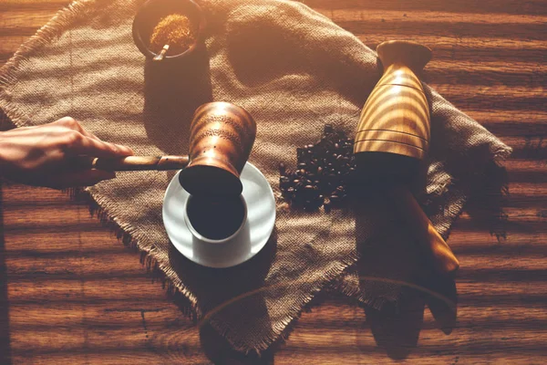 女孩倒在一杯酿造的咖啡 最好的开始你的一天咖啡和容易自制的燕麦饼干 — 图库照片