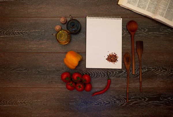 Tmavý Dřevěný Stůl Skvělá Kuchařka Notebook Poblíž Kde Hospodyně Píše — Stock fotografie