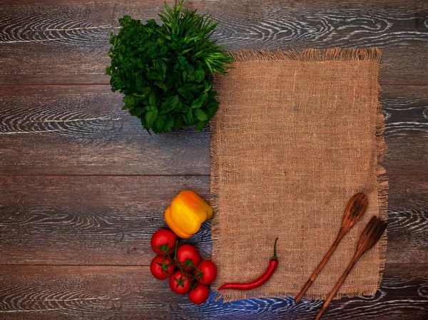 Auf Dem Holztisch Ist Für Tischwäsche Einen Kochlöffel Und Eine — Stockfoto