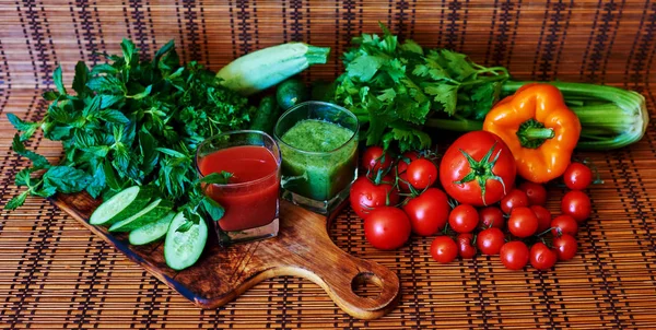 Cook Preparado Dos Pepinos Cóctel Verduras Calabacín Ramitas Perejil Menta —  Fotos de Stock