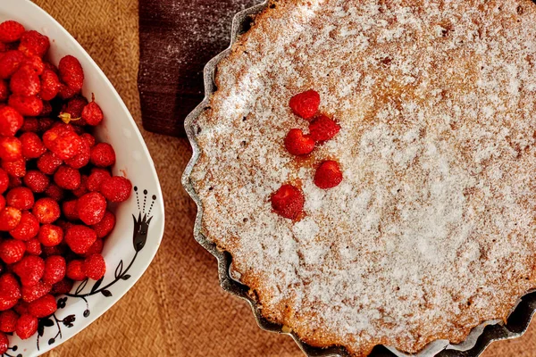 Νοικοκυρά Ψημένο Cheesecake Φράουλες Για Παιδιά Τους Πασπαλίστε Ζάχαρη Άχνη — Φωτογραφία Αρχείου