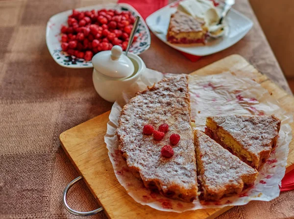 Cocina Cortar Pastel Pastelería Con Bayas Servirlo Con Helado Vainilla — Foto de Stock