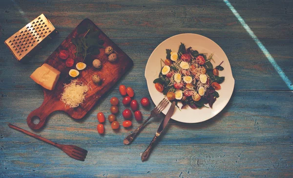 Uma Receita Simples Salada Verduras Frescas Ovos Codorna Tomate Cereja — Fotografia de Stock