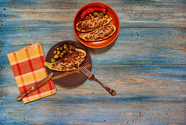 Calabacín Horno Con Cocinero Carne Que Sirve Plato Servido Con — Foto de Stock