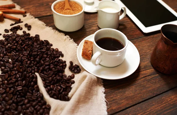 Mesa Escritório Uma Xícara Branca Café Preto Fresco Pires Perto — Fotografia de Stock