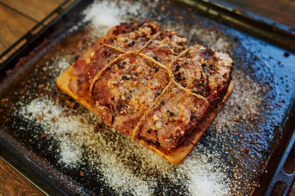 鍋に豚肉のジューシーな美味しい部分を冷却 薄切りステーキ ソースはグリル野菜添えは 異なる場合があります それの冷です — ストック写真