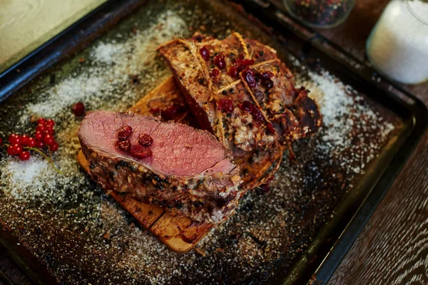 Koch Trendigen Jugend Steak Haus Vorbereitet Kalbfleisch Ofen Mariniert Wein — Stockfoto