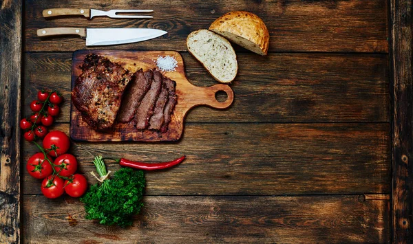 Apetitivo Pedazo Cerdo Picado Trozos Pequeños Acostado Una Mesa Madera — Foto de Stock