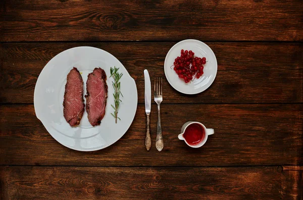 Una Mesa Madera Oscura Hay Plato Con Dos Filetes Raros — Foto de Stock