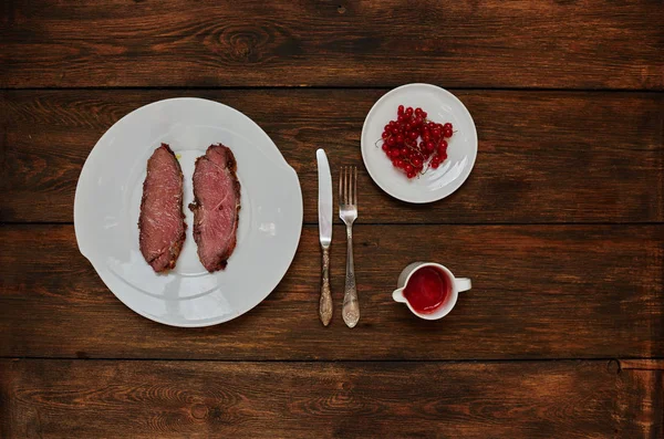 Una Mesa Madera Oscura Plato Con Dos Filetes Medio Raro — Foto de Stock