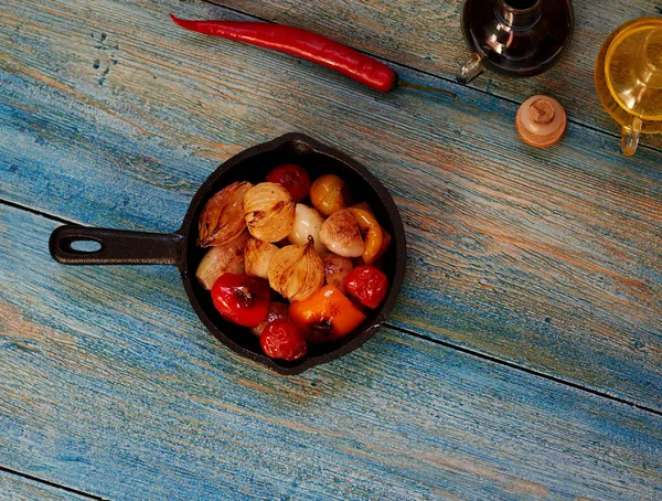 Vaření Zeleniny Vařené Troubě Papriky Cibuli Sloužit Jim Malé Litinové — Stock fotografie