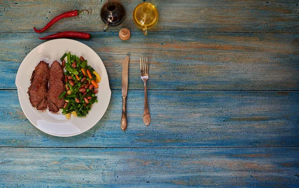 Uvařit Italskou Restauraci Dva Steaky Vařené Vepřové Panenky Zeleninou — Stock fotografie