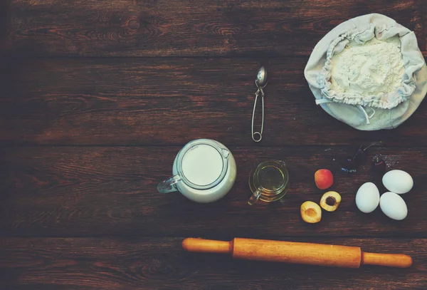 식탁에 과일과 가벼운 레이어 케이크 베이글과 만들기 — 스톡 사진