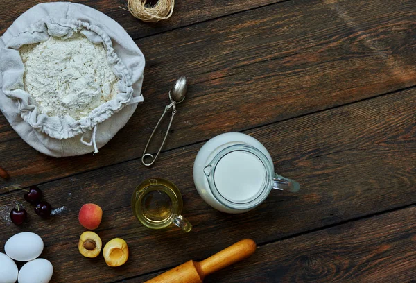 Masanın Üzerine Yumurta Süt Taze Meyve Pişirme Için Ürünlerdir Yardımcısı — Stok fotoğraf