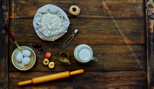 트렌디한 요리사 베이글 신선한 과일에 테이블 성분에 테이블에는 신선한 밀가루를 — 스톡 사진