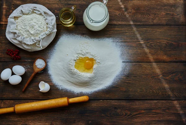 厨师把鸡蛋放在桌上的面粉里 将糕点做成蛋糕或芝士蛋糕 — 图库照片