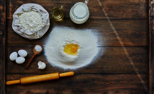 Koch Brach Eier Das Mehl Das Auf Dem Tisch Liegt — Stockfoto