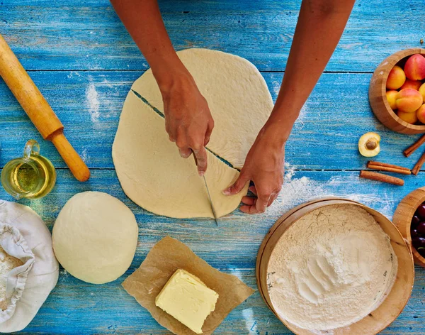 Marco Las Manos Las Mujeres Cortar Delicada Masa Trozos Triangulares — Foto de Stock