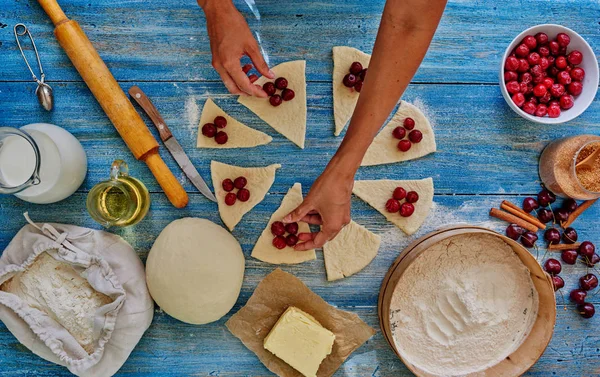 Cooking at home, serving interesting, seasonal berries, organic Products, decoration, pastry chef, confectionery, close-up, buns, easy baking recipes, dessert tea, late breakfast, fresh food, modern kitchen, low-calorie food, bakery products, confect — Stock Image Cooking Home Serving Interesting Seasonal Berries Organic Products Decoration Pastry Stock Photo