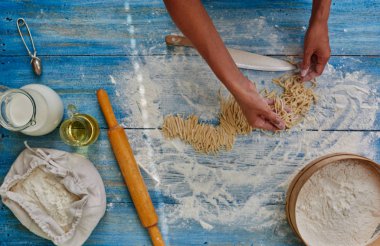 Cook ince hamur yoğurmak ve spagetti kesilmiş, satın alma yemek sosu ve karides ile
