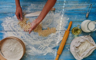 Cook ince hamur yoğurmak ve spagetti kesilmiş, satın alma yemek sosu ve karides ile