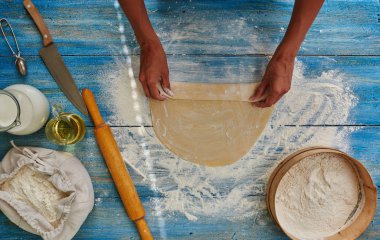 Ev hanımı rulo hamur dışarı ve onu hangi fırında pişmiş rulo yapar